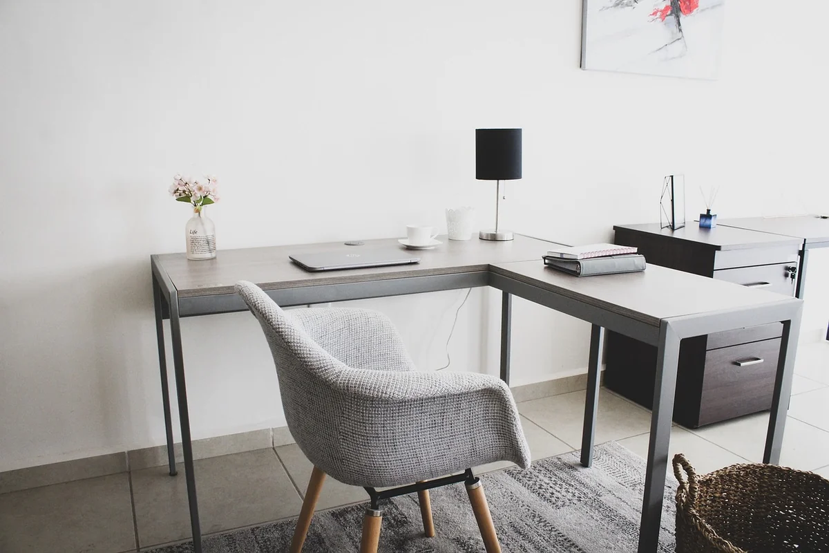 Aménagement d'un espace de travail ergonomique dans le garage : astuces 2026